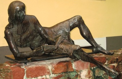 DE2 Statue5